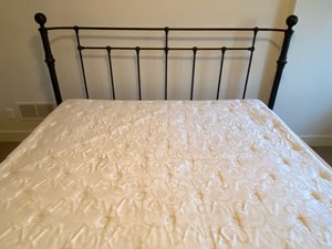 lot 10 image: Gorgeous King Size Metal Bed Frame