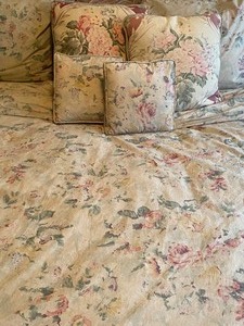 lot 20 image: Ralph Lauren King Bedding Ensemble