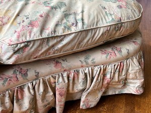 lot 105 image: Comfortable Upholstered Chaise Lounge