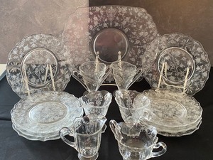 lot 87 image: Lovely Vintage Glassware including Fostoria
