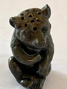 lot 79 image: Antique Victorian  Meriden Company Bear Figurine Pepper Shaker