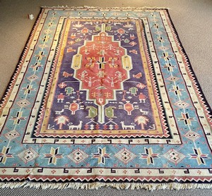 lot 222 image: Beautiful Area Rug