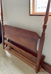 lot 362 image: Twin 2 Post Bed
