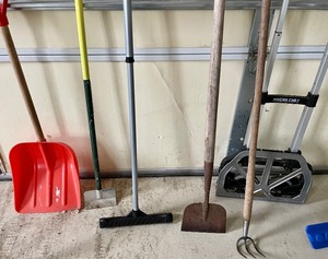 lot 370 image: Long Handled Tool Grouping