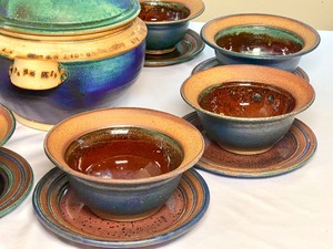 lot 116 image: Lovely Pottery Soup Tureen with Coordinating Bowls and Under Plates