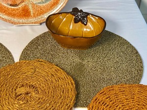 lot 118 image: Decorative Fall Kitchen Items