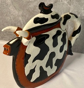 lot 119 image: Decorative Cow Figurine