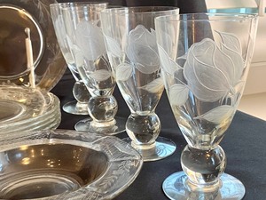 lot 127 image: Lovely Variety of Vintage Glassware