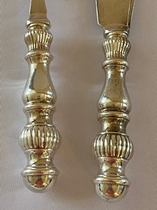 lot 51 image: Two Piece Vintage English Utensil Set