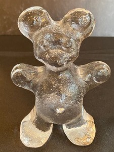 lot 174 image: Vintage Glass Bergdala Bear Figurine