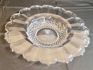lot 162 image: Beautiful Elegant Large Crystal Serving Dish