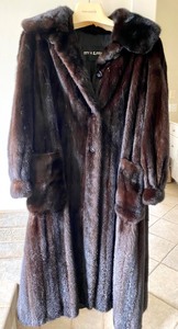 lot 383 image: Gorgeous Ladies Mink Coat