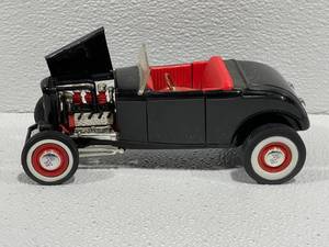 ERTL 32 Ford Street Rod