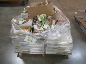 LARGE WHOLESALE PALLET (Approximately 1250 Pieces) Of Retail Shelf Pulls - Miscellaneous Floor And Wall Tile