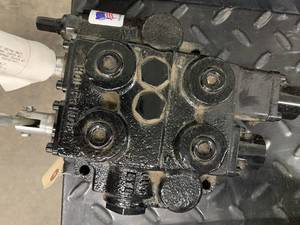lot 36 image: Hydraulic Directional Valve