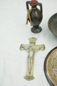 lot 6 image: vintage religious items
