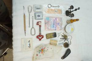 lot 19 image: vintage collector items