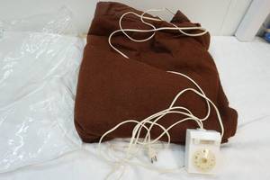 lot 68 image: Montgomery Wards full size electric blanket