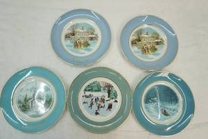 lot 78 image: decorative Avon Christmas plates