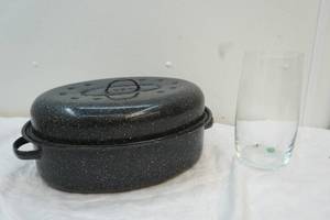 lot 140 image: large roasting pan with lid