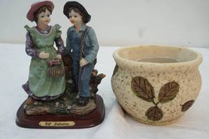 lot 181 image: small leaf flower pot