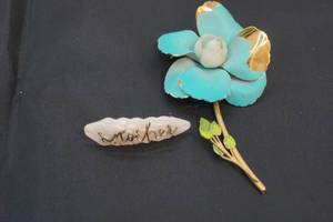 lot 238 image: vintage mothers pin