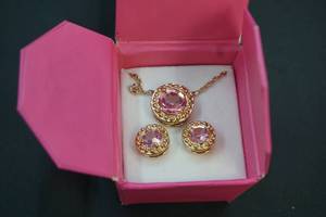 lot 239 image: Necklace matching earrings