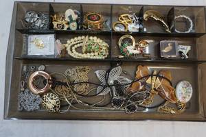 lot 241 image: jewelry