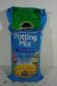 Miracle Gro Moisture Control Potting Mix - 55 Dry Qt Bag