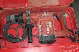 lot 319 image: Hilti TE 24 Rotary Hammer Drill, Plastic Case