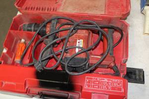 lot 320 image: Hilti TE 24 Rotary Hammer Drill, Plastic Case