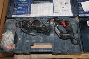 lot 322 image: Bosch Bulldog Xtreme 11255VSR Hammer Drill, Plastic Case