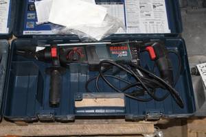 lot 323 image: Bosch Bulldog Xtreme 11255VSR Hammer Drill, Plastic Case
