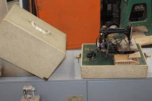 lot 370 image: Vintage Singer Sewing Machine, Carry Case