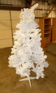 lot 5 image: White Christmas tree