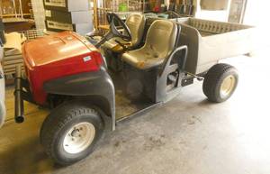 lot 32 image: 2003 Toro Utility Vehicle with manual lift box 4,103 hours
