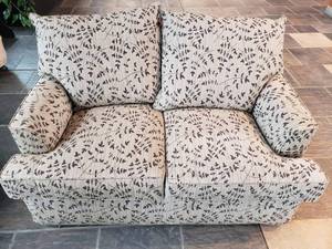 lot 57 image: Very nice looking loveseat in neutral greyblack