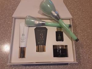 Beauty Counter Boxed Set & 2-New Make-Up Brushes