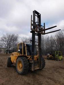 lot 2 image: 2011 Sellick S80 4WD Tractor Lift