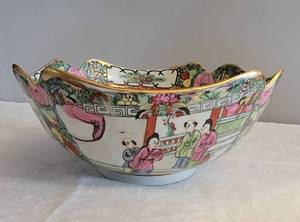 lot 115 image: Japanese Procelain Ware HP Rose Familia Bowl