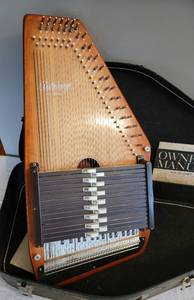 lot 190 image: Oscar Schmidt Autoharp Model BH with case
