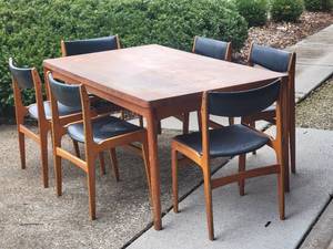 lot 15 image: Brilliant Mid-Century Danish Modern Dining Set