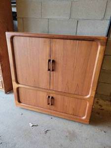 lot 85 image: Mid-Century Entertainment Cabinet
