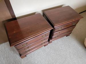 lot 213 image: Traditional Oak Nightstand Set
