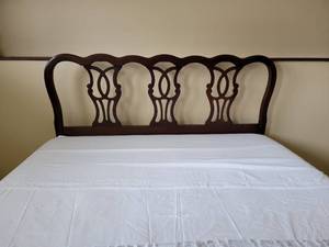 lot 328 image: Mahogany Queen Chippendale Headboard