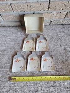 lot 66 image: Elegant Japanese Spoon Rest Set