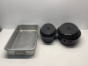lot 61 image: Roaster Pans and Large Aluminum Baking Pan