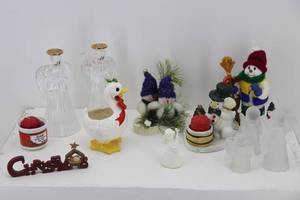 lot 17 image: Candleholders & misc