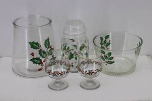 lot 20 image: Glass Items