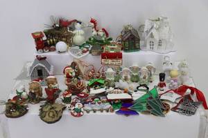 lot 32 image: Ornaments